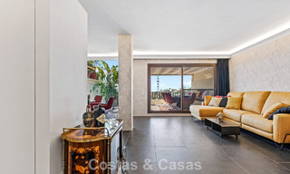 Apartamento de lujo modernizado con vistas panorámicas al mar en venta en un resort de golf en Marbella - Benahavís 784844 