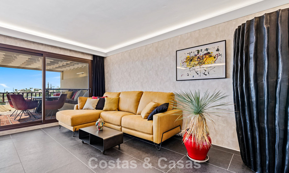 Apartamento de lujo modernizado con vistas panorámicas al mar en venta en un resort de golf en Marbella - Benahavís 784845