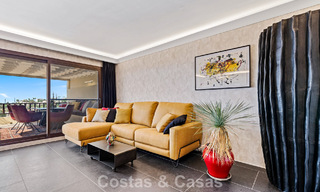Apartamento de lujo modernizado con vistas panorámicas al mar en venta en un resort de golf en Marbella - Benahavís 784845 