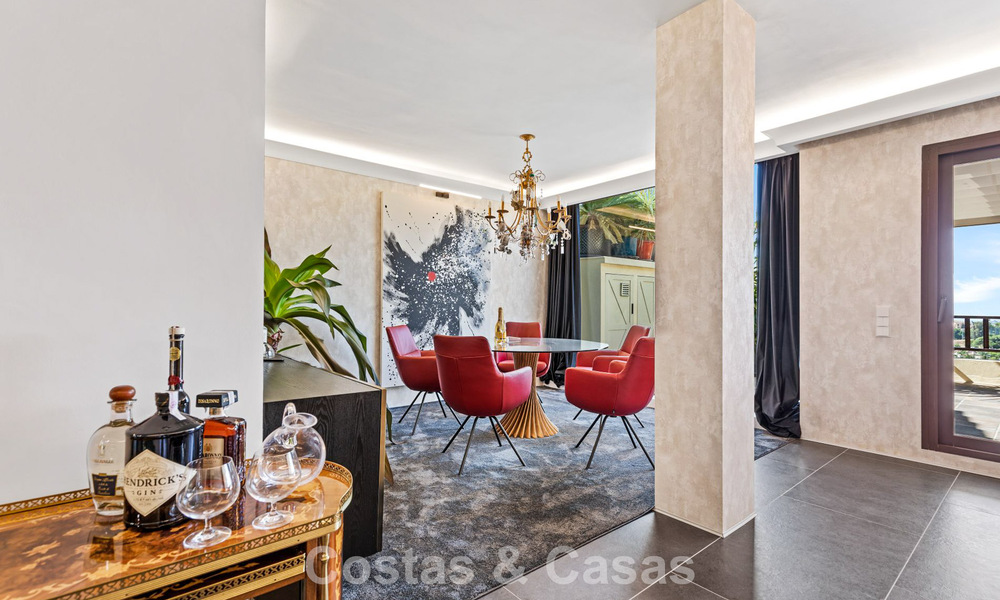 Apartamento de lujo modernizado con vistas panorámicas al mar en venta en un resort de golf en Marbella - Benahavís 784846