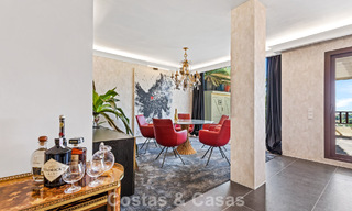 Apartamento de lujo modernizado con vistas panorámicas al mar en venta en un resort de golf en Marbella - Benahavís 784846 