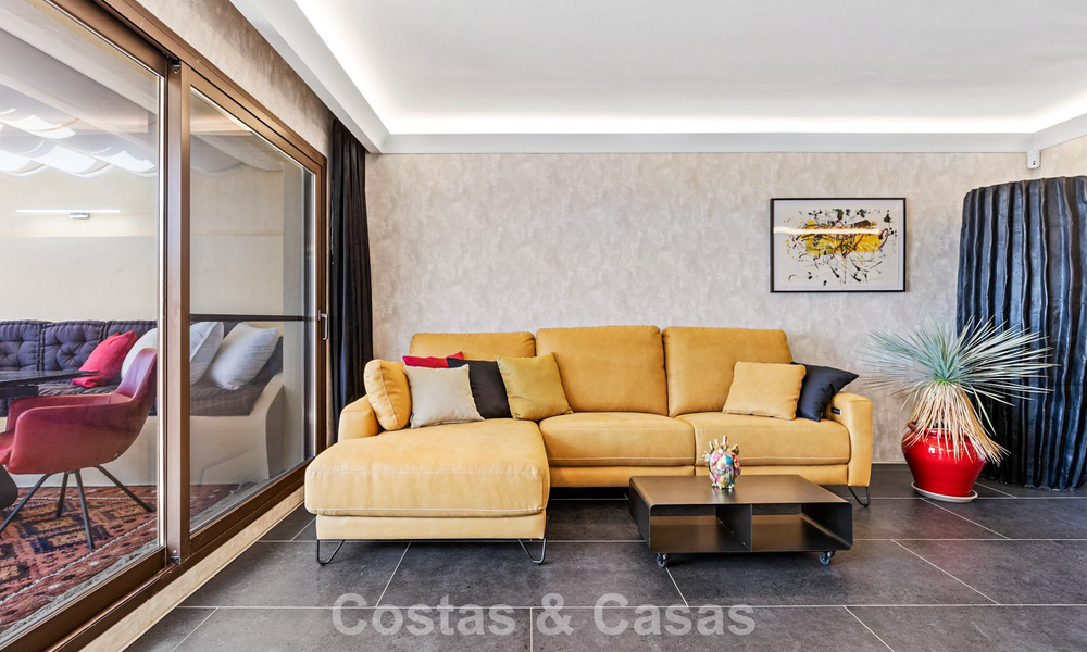 Apartamento de lujo modernizado con vistas panorámicas al mar en venta en un resort de golf en Marbella - Benahavís 784847