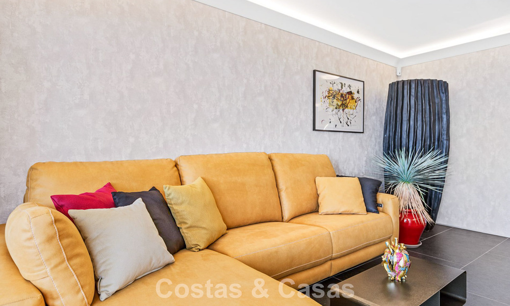 Apartamento de lujo modernizado con vistas panorámicas al mar en venta en un resort de golf en Marbella - Benahavís 784848