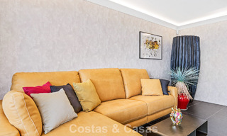 Apartamento de lujo modernizado con vistas panorámicas al mar en venta en un resort de golf en Marbella - Benahavís 784848 