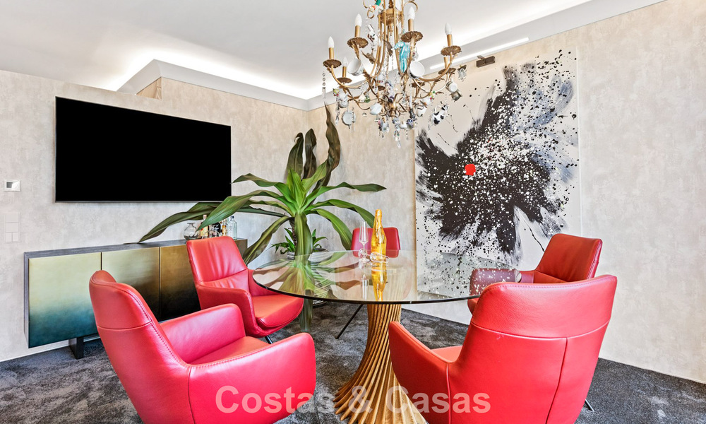 Apartamento de lujo modernizado con vistas panorámicas al mar en venta en un resort de golf en Marbella - Benahavís 784849