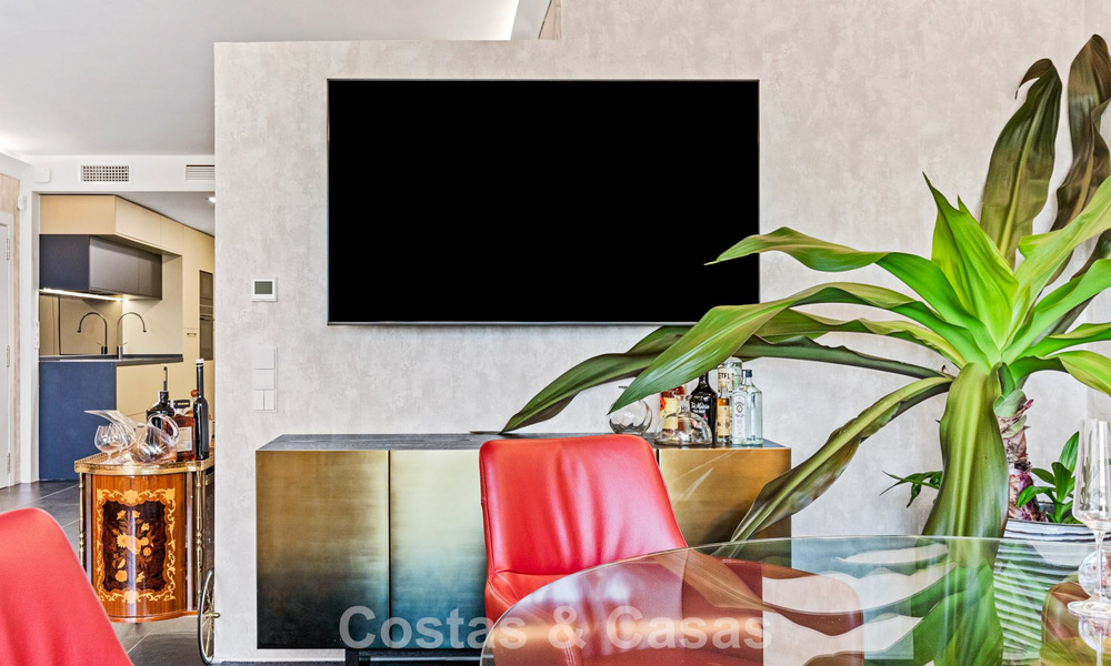 Apartamento de lujo modernizado con vistas panorámicas al mar en venta en un resort de golf en Marbella - Benahavís 784850
