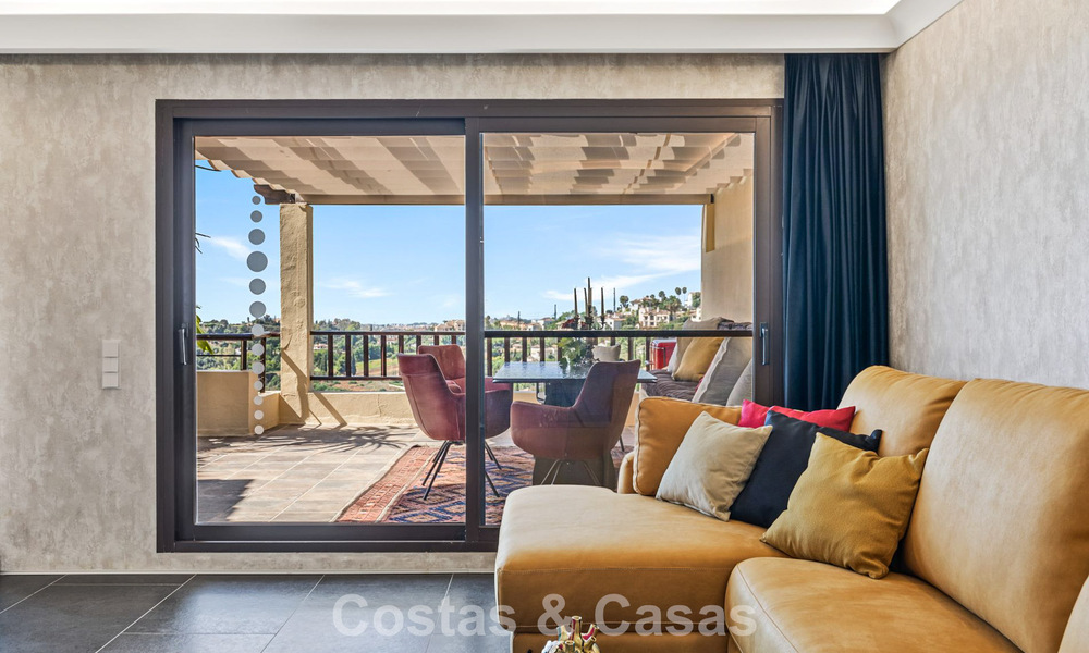 Apartamento de lujo modernizado con vistas panorámicas al mar en venta en un resort de golf en Marbella - Benahavís 784851