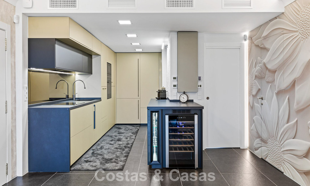 Apartamento de lujo modernizado con vistas panorámicas al mar en venta en un resort de golf en Marbella - Benahavís 784853