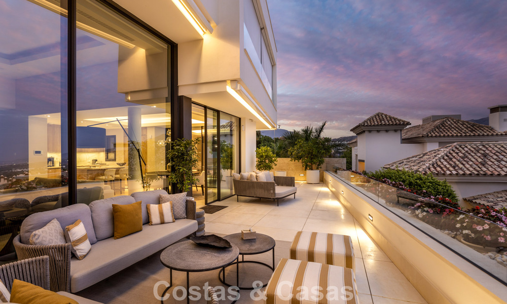 Apartamento dúplex con encanto de villa en venta en un complejo de lujo en La Quinta, Marbella - Benahavis 784860