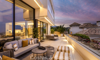 Apartamento dúplex con encanto de villa en venta en un complejo de lujo en La Quinta, Marbella - Benahavis 784860 