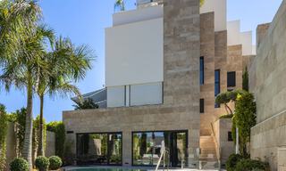 Apartamento dúplex con encanto de villa en venta en un complejo de lujo en La Quinta, Marbella - Benahavis 784863 