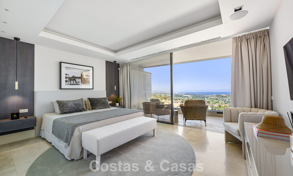 Apartamento dúplex con encanto de villa en venta en un complejo de lujo en La Quinta, Marbella - Benahavis 784868