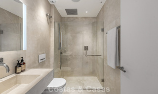 Apartamento dúplex con encanto de villa en venta en un complejo de lujo en La Quinta, Marbella - Benahavis 784870 