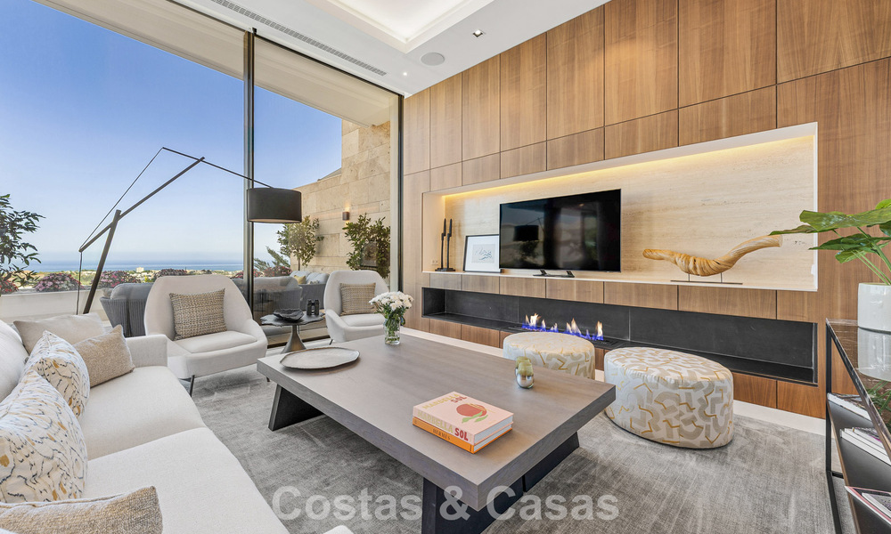 Apartamento dúplex con encanto de villa en venta en un complejo de lujo en La Quinta, Marbella - Benahavis 784874