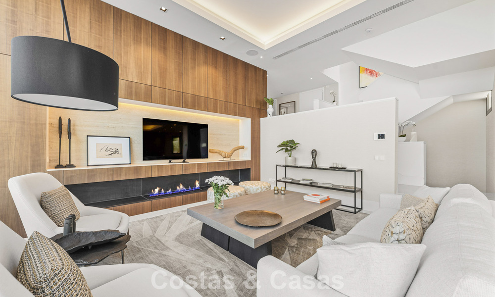 Apartamento dúplex con encanto de villa en venta en un complejo de lujo en La Quinta, Marbella - Benahavis 784875