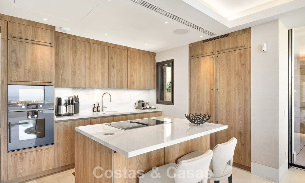 Apartamento dúplex con encanto de villa en venta en un complejo de lujo en La Quinta, Marbella - Benahavis 784878