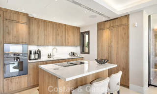 Apartamento dúplex con encanto de villa en venta en un complejo de lujo en La Quinta, Marbella - Benahavis 784878 