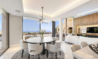 Apartamento dúplex con encanto de villa en venta en un complejo de lujo en La Quinta, Marbella - Benahavis 784879 