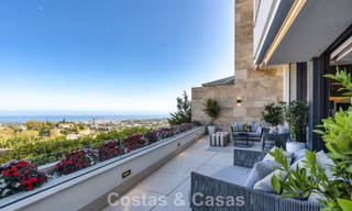 Apartamento dúplex con encanto de villa en venta en un complejo de lujo en La Quinta, Marbella - Benahavis 784880 