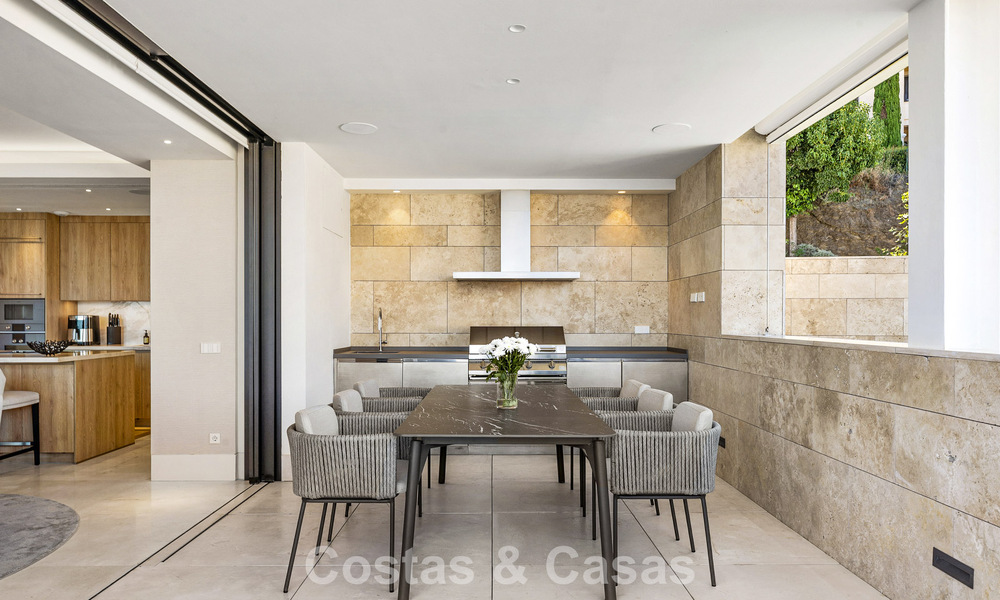 Apartamento dúplex con encanto de villa en venta en un complejo de lujo en La Quinta, Marbella - Benahavis 784881