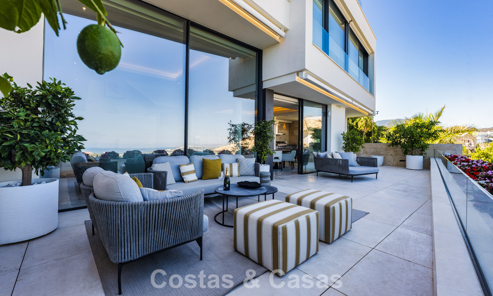 Apartamento dúplex con encanto de villa en venta en un complejo de lujo en La Quinta, Marbella - Benahavis 784883