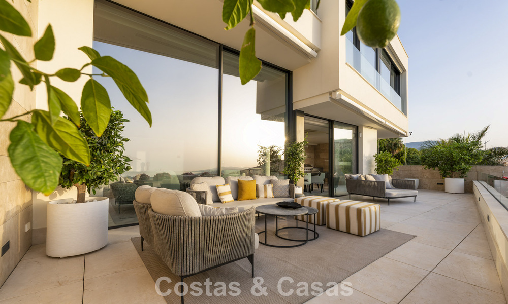 Apartamento dúplex con encanto de villa en venta en un complejo de lujo en La Quinta, Marbella - Benahavis 784886