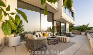 Apartamento dúplex con encanto de villa en venta en un complejo de lujo en La Quinta, Marbella - Benahavis 784886 