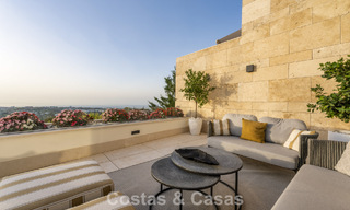 Apartamento dúplex con encanto de villa en venta en un complejo de lujo en La Quinta, Marbella - Benahavis 784887 