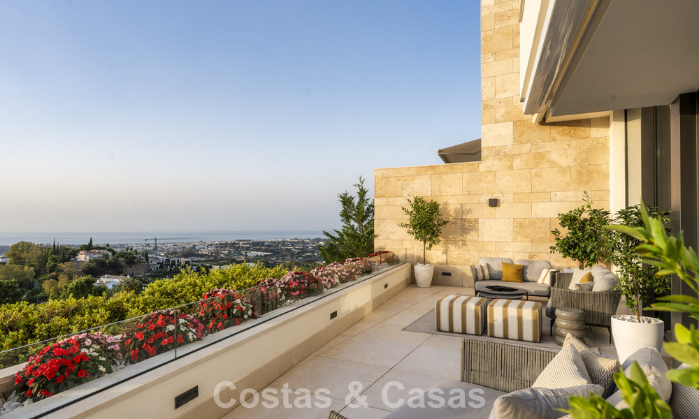 Apartamento dúplex con encanto de villa en venta en un complejo de lujo en La Quinta, Marbella - Benahavis 784888