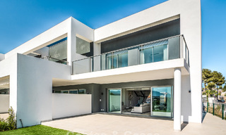 Villa adosada con vistas al golf, la montaña y el mar en venta cerca de todos los servicios en Guadalmina y San Pedro, Marbella 784897 