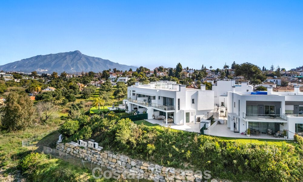 Villa adosada con vistas al golf, la montaña y el mar en venta cerca de todos los servicios en Guadalmina y San Pedro, Marbella 785001