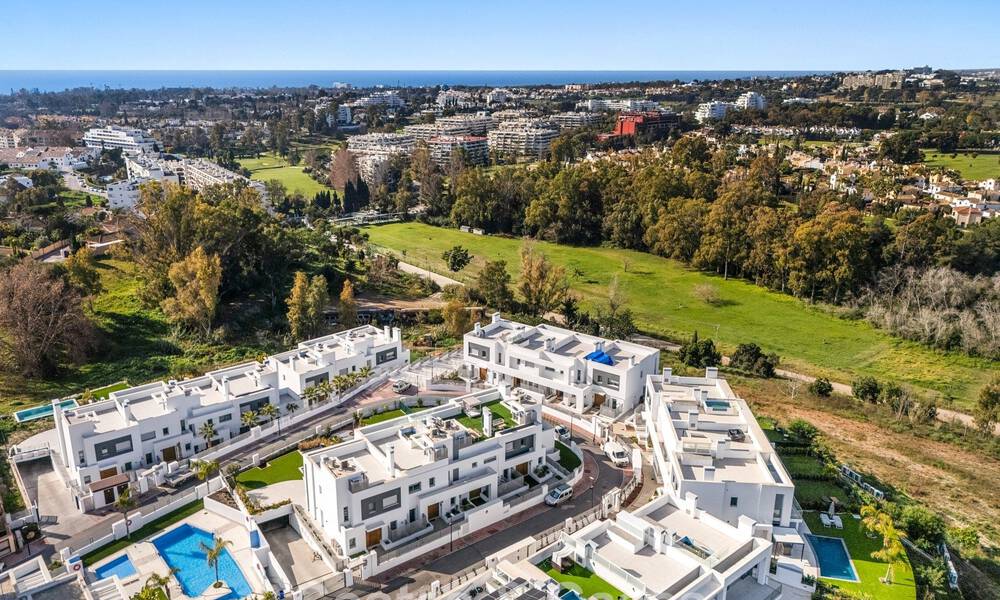 Villa adosada con vistas al golf, la montaña y el mar en venta cerca de todos los servicios en Guadalmina y San Pedro, Marbella 785004