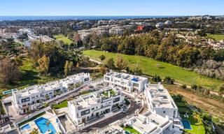 Villa adosada con vistas al golf, la montaña y el mar en venta cerca de todos los servicios en Guadalmina y San Pedro, Marbella 785004 