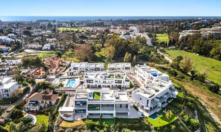 Villa adosada con vistas al golf, la montaña y el mar en venta cerca de todos los servicios en Guadalmina y San Pedro, Marbella 785005