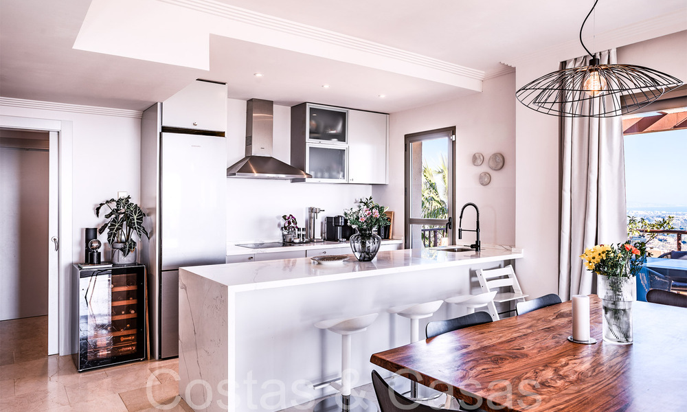 Listo para entrar a vivir, ático de lujo con vistas panorámicas al golf, mar y montaña en venta en Benahavis - Marbella 784804