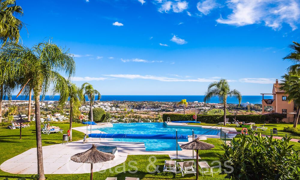 Listo para entrar a vivir, ático de lujo con vistas panorámicas al golf, mar y montaña en venta en Benahavis - Marbella 784811