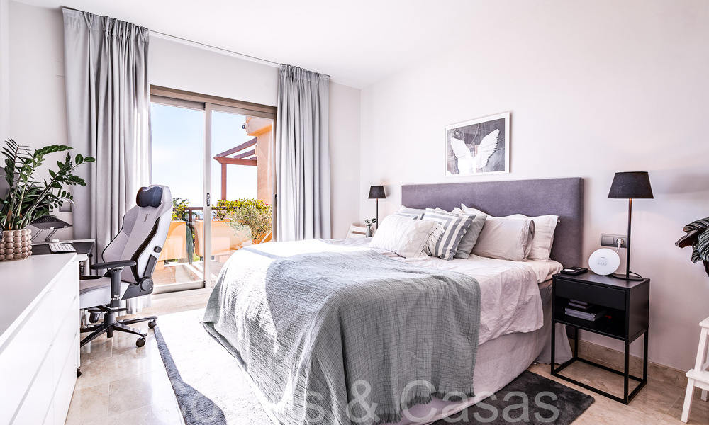 Listo para entrar a vivir, ático de lujo con vistas panorámicas al golf, mar y montaña en venta en Benahavis - Marbella 784816