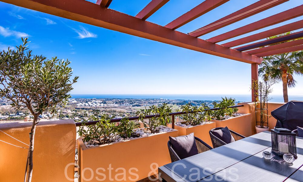 Listo para entrar a vivir, ático de lujo con vistas panorámicas al golf, mar y montaña en venta en Benahavis - Marbella 784818