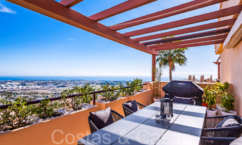 Listo para entrar a vivir, ático de lujo con vistas panorámicas al golf, mar y montaña en venta en Benahavis - Marbella 784819