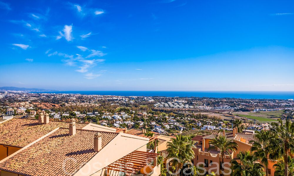 Listo para entrar a vivir, ático de lujo con vistas panorámicas al golf, mar y montaña en venta en Benahavis - Marbella 784821