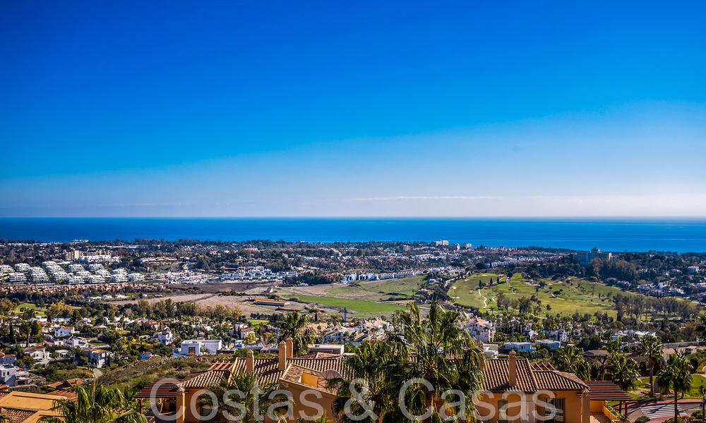 Listo para entrar a vivir, ático de lujo con vistas panorámicas al golf, mar y montaña en venta en Benahavis - Marbella 784822
