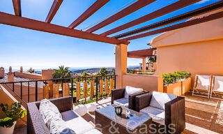 Listo para entrar a vivir, ático de lujo con vistas panorámicas al golf, mar y montaña en venta en Benahavis - Marbella 784824 