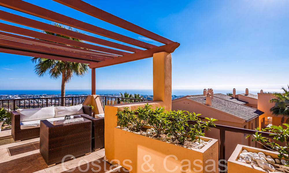 Listo para entrar a vivir, ático de lujo con vistas panorámicas al golf, mar y montaña en venta en Benahavis - Marbella 784825