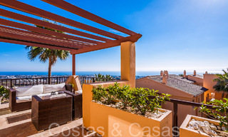 Listo para entrar a vivir, ático de lujo con vistas panorámicas al golf, mar y montaña en venta en Benahavis - Marbella 784825 