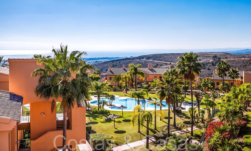 Listo para entrar a vivir, ático de lujo con vistas panorámicas al golf, mar y montaña en venta en Benahavis - Marbella 784826