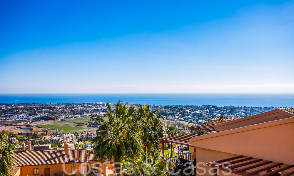 Listo para entrar a vivir, ático de lujo con vistas panorámicas al golf, mar y montaña en venta en Benahavis - Marbella 784827