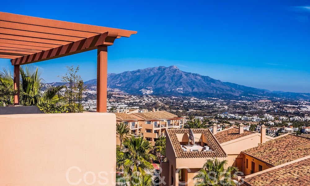 Listo para entrar a vivir, ático de lujo con vistas panorámicas al golf, mar y montaña en venta en Benahavis - Marbella 784828