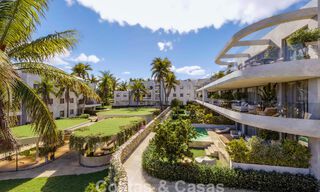 Innovadores apartamentos sobre plano en venta a un paso de los servicios y la playa en Estepona, Costa del Sol 784924 