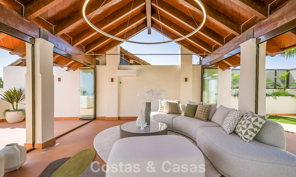 Ático de lujo con vistas al mar en venta en un complejo cerrado en la playa de la Nueva Milla de Oro, entre Marbella y Estepona 785021