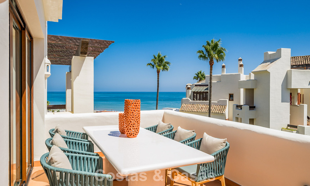 Ático de lujo con vistas al mar en venta en un complejo cerrado en la playa de la Nueva Milla de Oro, entre Marbella y Estepona 785022